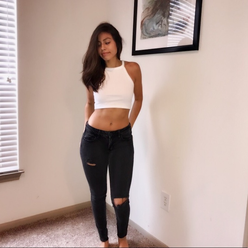 Midrise AEO distressed jeans. Super stretch.